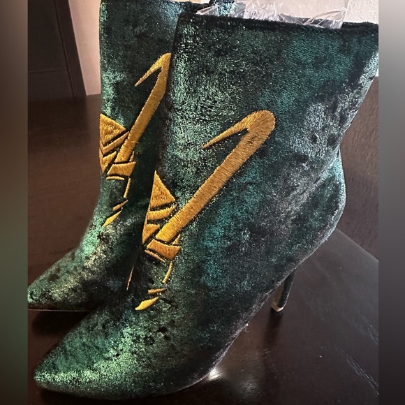 Marvel Her Universe “Loki” heel Bootie . Metallic Green & Gold Size 8 NEW - Picture 1 of 11